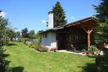 Liegewiese, Gartenhaus mit Grillplatz